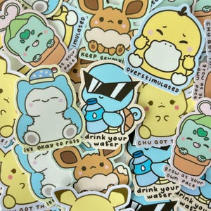Puede incluir: Una colección de pegatinas de vinilo coloridas con varios personajes de dibujos animados. Los diseños incluyen una criatura azul con gorro de dormir, una criatura azul claro con gafas de sol y una botella de agua, y una criatura verde en una maceta.