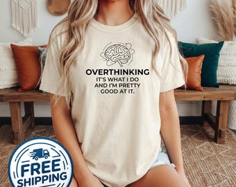Camiseta divertida para personas con ansiedad por pensar demasiado, color marfil, colores cómodos, 1717, humor sobre salud mental, regalo para introvertidos