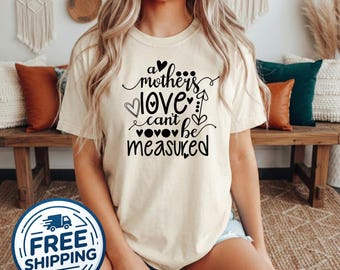 Camiseta "Amor de Madre" de Comfort Colors en color marfil, un regalo significativo para el Día de la Madre.