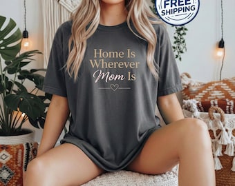 El hogar es dondequiera que esté mamá. Camiseta Comfort Colors Pepper, camiseta minimalista con estética sentimental para mamá.
