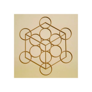 Könnte beinhalten: Ein geometrisches Kunstwerk aus Holz mit einer Würfelform und Kreisen. Das Stück ist aus hellbraunem Holz gefertigt und hat eine natürliche Oberfläche.