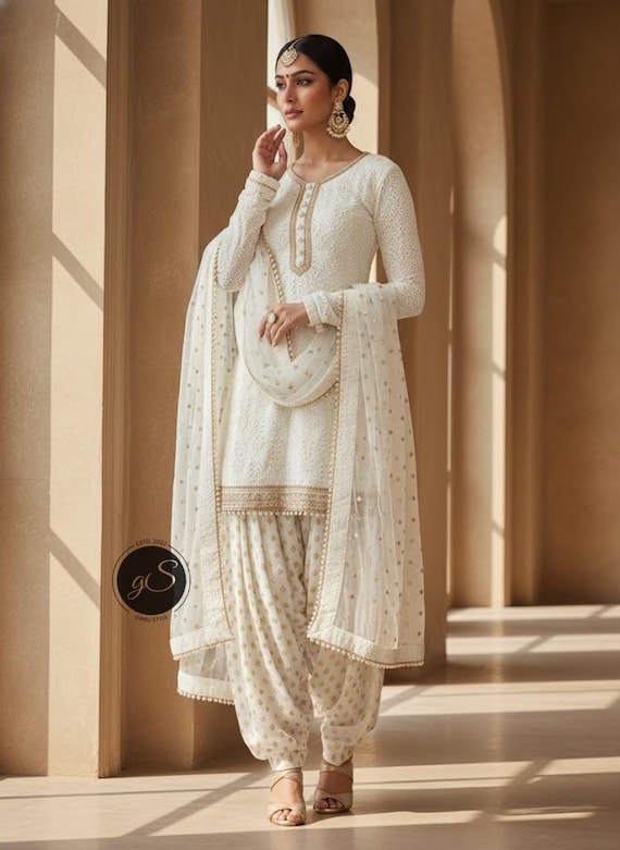 Why Pakistani Suit Salwar Kameez Is a Must-Have – Muvvas Boutique
