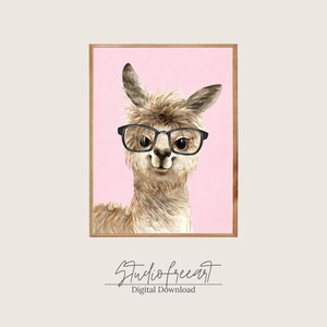 Alpaca met glazen kunst aan de muur | Grappige Lama Foto | Digitale afdrukbare kunst| Roze kunstprint | Hipster dierenhuis decor | Directe download