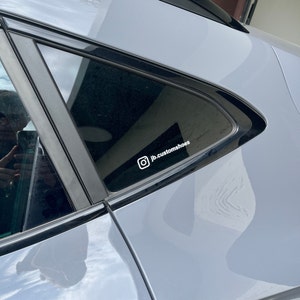 Könnte beinhalten: Ein graues Auto mit einem schwarzen Fenster und einem weißen Aufkleber auf dem Fenster, auf dem "@jb.customshoes" steht.