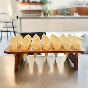 Holz Charcuterie Cone Stand mit faltbaren Beinen für das Weiden lassen von Tisch Charcuterie Cone Cup Display für Hochzeiten und Partys Eistüte Stand