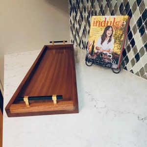 Extra Großes Sapele Charcuterie Brett 32 Zoll mit Griffen und Füßen Handgefertigtes Holz Serviertablett für Partys Geschenke Hochwertige Lebensmittelanzeige