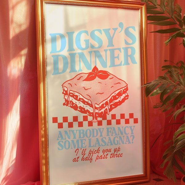 Puede incluir: Un póster enmarcado con un marco dorado. El póster presenta el texto "DIGSY'S DINNER" en azul claro y una ilustración roja de lasaña. Debajo, el texto dice: "ANYBODY FANCY SOME LASAGNA? I'll pick you up at half past three."