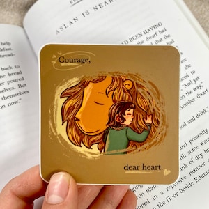 Coraggio, caro cuore Adesivo - Adesivo cattolico - Regalo di conferma - Cronache di Narnia - Lucy e Aslan