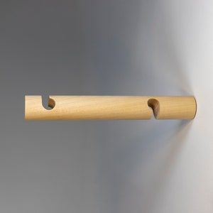 Nowoczesny, drewniany wieszak ścienny na lampę. Minimalistyczny schowek na ścianę. Wieszak w stylu skandynawskim. Dekoracja do domu Boohoo. Wieszak na lampę, roślinę, ubrania i torebki.