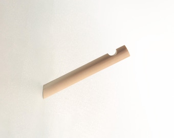 Minimalistisk väggkrok i trä. Väggförvaring. Modern handväskshängare för hattar, växter, kläder. Makraméhållare. Skandinavisk stil. Boohoo heminredning.