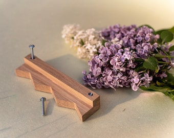 Tirador ondulado de madera con curvas festoneadas para puerta de armario + bujes y pernos roscados. Tirador de puerta, tirador para cajón de escritorio de cocina, tocador