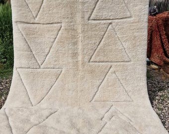 Tapis Beni Ourain Blanc Minimaliste – Motieven Géométriques Triangles – Tapis Marocain Fait Main – Laine Naturelle – Bohème Moderne stijl
