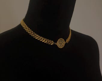Elegant lira choker necklace leaf design