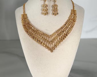 Elegant collar necklace