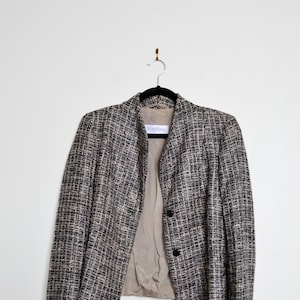 Puede incluir: Una chaqueta de tweed en blanco y negro con un cierre de botón único y una etiqueta de Max Mara.