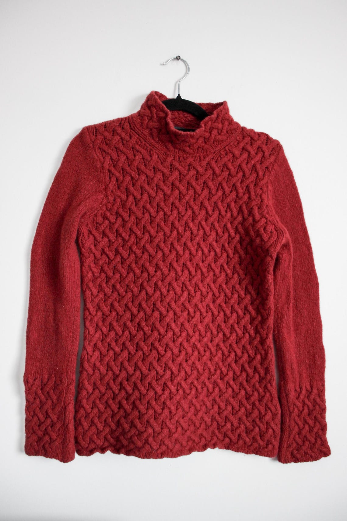 Vintage Wool & Cashmere Cable Knit Sweater | Deep Red Textured Knit | Cozy Minimalist Pullover, foto 1 di 5