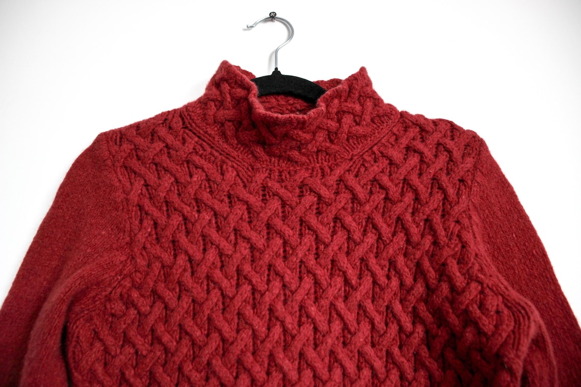 Vintage Wool & Cashmere Cable Knit Sweater | Deep Red Textured Knit | Cozy Minimalist Pullover, foto 2 di 5