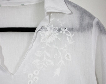 Blusa vintage blanca de algodón transparente con bordado floral