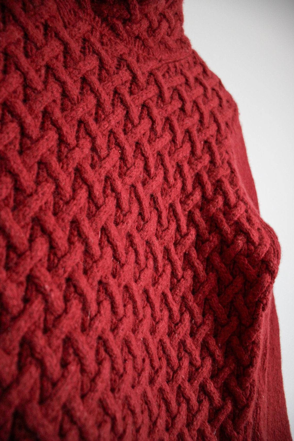 Vintage Wool & Cashmere Cable Knit Sweater | Deep Red Textured Knit | Cozy Minimalist Pullover, foto 3 di 5