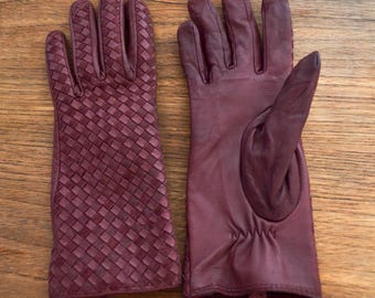 Guantes de piel tejida en color burdeos intenso