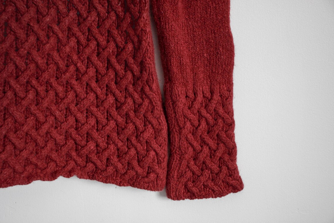 Vintage Wool & Cashmere Cable Knit Sweater | Deep Red Textured Knit | Cozy Minimalist Pullover, foto 4 di 5