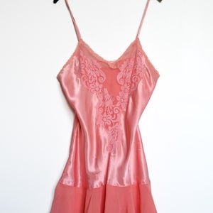 Vestido lencero vintage de satén rosa con etiqueta dorada de Victoria&#39;s Secret de los años 90
