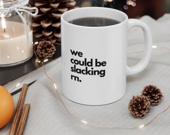 We Could Be Slacking-mugg - Rolig vit kaffemugg med dubbelt tryck - Keramiska kaffekoppar med stort handtag - 33 cl