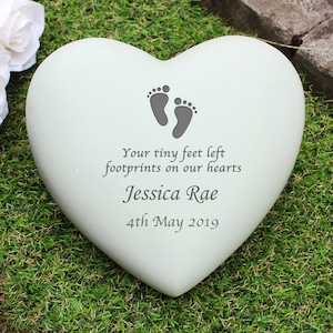 Może przedstawiać: Biały kamień pamiątkowy w kształcie serca z napisem "Your tiny feet left footprints on our hearts" oraz imieniem "Jessica Rae" i datą "4th May 2019".