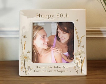 Personalisierter 60. Geburtstag Bienen & Gänseblümchen Keramik 4x4 Bilderrahmen - 60 Geschenk für sie, frau, mutter, oma, nan, tante, schwester, freundin