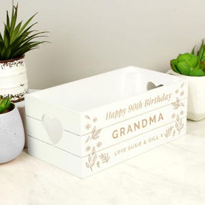 Gepersonaliseerde Happy 90e Verjaardag witte houten opbergkrat - Ideaal voor het opbergen van herinneringen, kaarten, cadeaus - 90 cadeau voor hem of haar, man vrouw