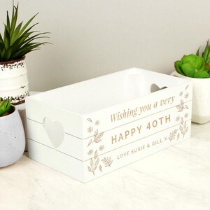 Gepersonaliseerde Happy 40e Verjaardag witte houten opbergkrat - Ideaal voor het opbergen van herinneringen, kaarten en cadeaus - 40 cadeaus voor haar, vrouw