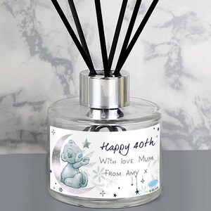 Könnte beinhalten: Klarer Glasdiffusor mit schwarzen Stäbchen. Das Etikett zeigt einen Cartoon-Bären auf einem Mond, mit dem Text "Happy 40th With love Mum From Amy". Der Diffusor hat einen silberfarbenen Kragen.