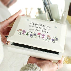 Personalisierte Schmuckschatulle zum 60. Geburtstag - weißes hölzernes Wildblumen-Design - Geschenk für sie, Frau, Mutter, Oma, Tante, Freundin, Schwester