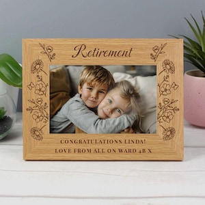 Personlig fotoram i ek med vilda blommor, 6x4, lycklig pensionering - present till henne, kvinna, vän, mamma, mormor, kollega, chef, moster, syster