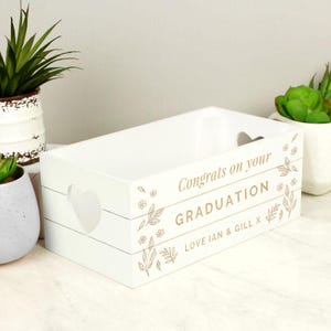 Gepersonaliseerde Happy Graduation witte houten opbergkrat - Ideaal voor het opbergen van herinneringen, kaarten en cadeaus - Afstudeercadeau voor haar, vrouw