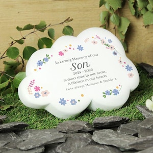 Puede incluir: Una placa conmemorativa blanca con forma de nube y un patrón floral colorido en rosa, azul y amarillo. El texto dice: In Loving Memory of our Son, 2024 - 2026, A short time in our arms, A lifetime in our hearts, Love always Mummy & Daddy x.