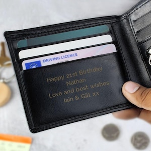 Cartera de cuero personalizada para caballeros que cumplen 21 años (puede elegir entre negro o tostado). Un regalo perfecto para él, su hijo, su hermano, su amigo, su tío, su nieto o su sobrino.