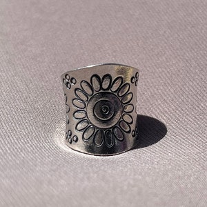 98.5% sterling silver ring with floral design