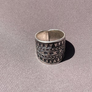 98.5% sterling silver ring with unique tribal engraved design