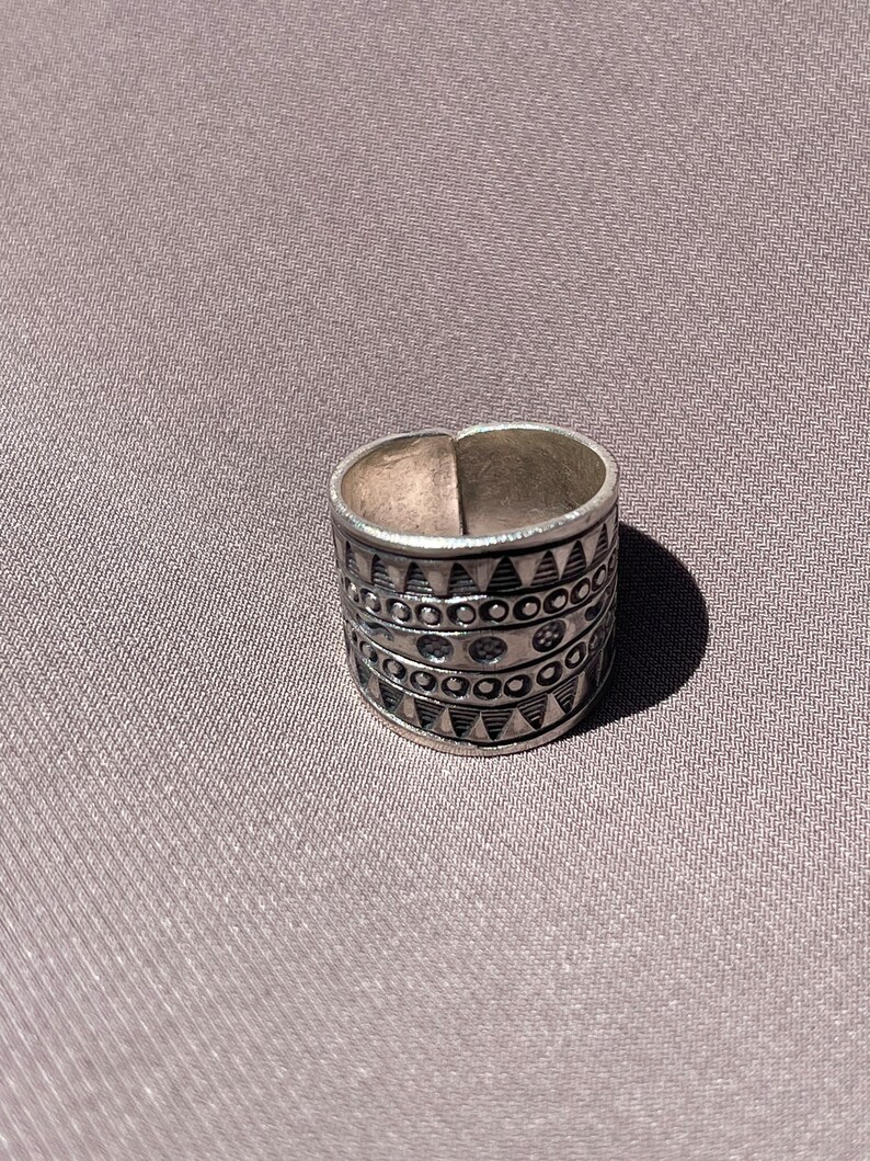 98.5% sterling silver ring with unique tribal engraved design