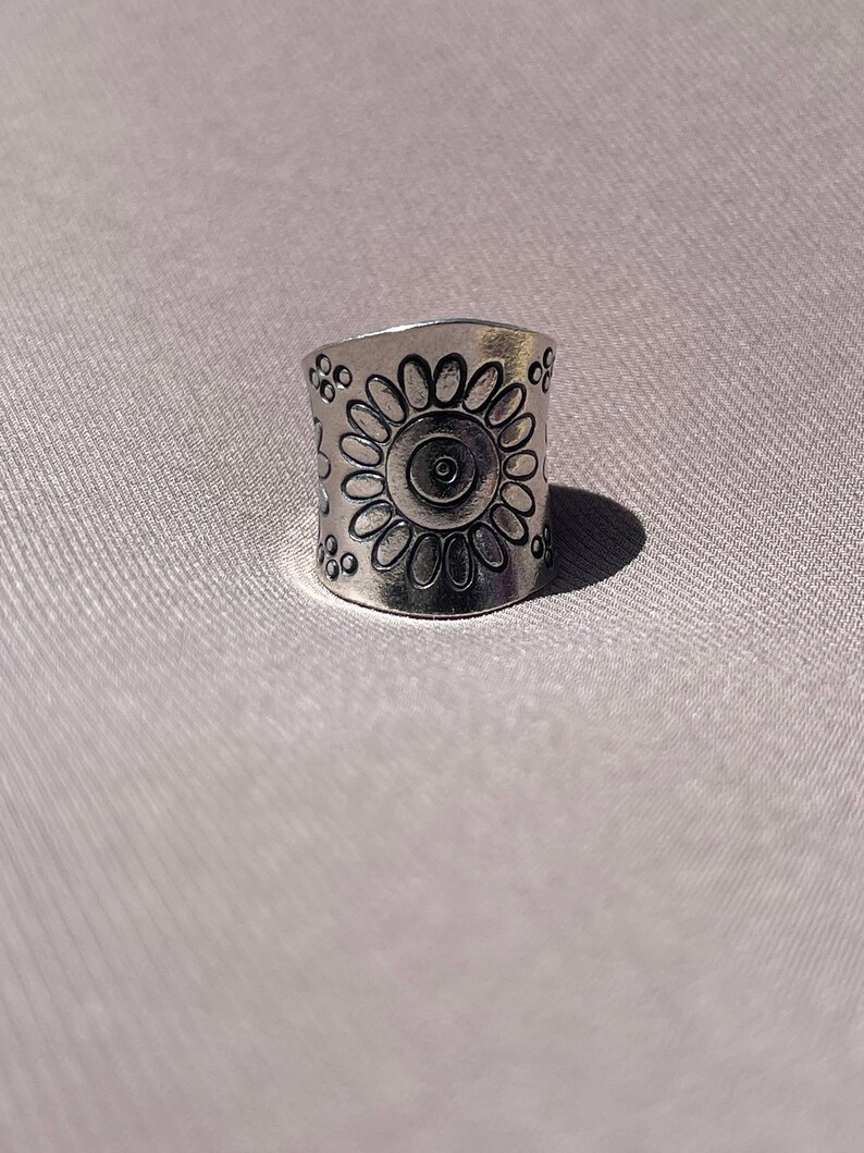 98.5% sterling silver ring with floral design