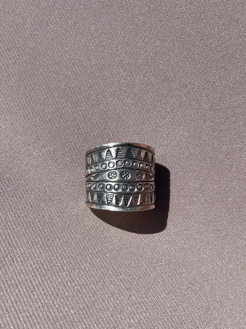 98.5% sterling silver ring with unique tribal engraved design