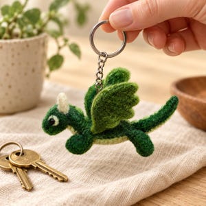 Handgefertigter Schlüsselanhänger aus Filz mit grünem Drachenmotiv, niedlicher nepalesischer Filztaschenanhänger, Kawaii-Rucksackaccessoire & Schlüsselanhänger für Handtaschen
