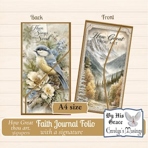 Op de afbeelding: Een Faith Journal Folio met een handtekening. De voorkant toont een berglandschap met de tekst "How Great Thou Art". De achterkant toont een vogel- en bloemdesign met de tekst "Then Sings My Soul". Het journal is A4-formaat.