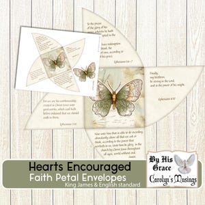 Può includere: Buste a petalo di fede color crema con illustrazioni di farfalle e versetti biblici. Le buste hanno un'estetica vintage. Il testo include "Hearts Encouraged" e "King James & English standard."