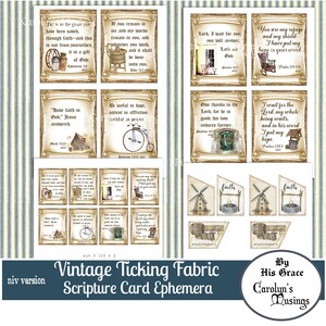 Op de afbeelding: Vintage ticking stof bijbelkaarten met inspirerende citaten en afbeeldingen van een windmolen, een put en een fiets. De kaarten zijn in een rustieke stijl met bruine en beige kleuren. De tekst op de kaarten bevat verzen uit de Bijbel, zoals "Heb geloof in God" en "Wees blij in de hoop".