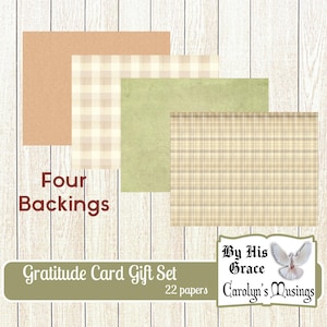 K&ouml;nnte beinhalten: Ein Dankeskarten-Geschenkset mit vier Hintergrundpapieren in verschiedenen Mustern und Farben. Das Set enth&auml;lt einfarbiges Beige, ein kariertes, ein gr&uuml;nes und ein kariertes Design. Der Text "Four Backings" und "Gratitude Card Gift Set" sind sichtbar.