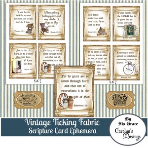 Op de afbeelding: Vintage scripture-kaarten van geblokt stof met verschillende bijbelteksten erop gedrukt. De kaarten zijn in een rustieke stijl met een bruine achtergrond en gouden krulwerk. De kaarten bevatten afbeeldingen van een put, een schommelstoel, een huis, een fiets en een melkkan. De tekst op de kaarten bevat verzen uit Psalmen, Markus, Romeinen, Efezi&euml;rs en Johannes.