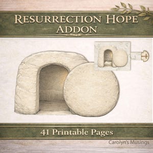 Puede incluir: Una taza de cerámica blanca con un asa negra y el texto "But First, Coffee" en negrita negra. La taza se encuentra sobre un fondo borroso, sugiriendo un ambiente acogedor.