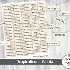 Op de afbeelding: Een verzameling inspirerende woorden gedrukt op beige papieren rechthoeken. De woorden omvatten "eerlijkheid", "bloeien", "bereiken", "doelen", "fantastisch", "toewijding", "troost", "dankbaarheid", "vriendelijkheid", en meer. De woorden zijn gerangschikt in een raster op een houtnerf achtergrond. De tekst "Inspirational Words" is gedrukt onderaan de afbeelding. De tekst "By His Grace Carolyn's Musings" is gedrukt in de rechterbenedenhoek van de afbeelding.